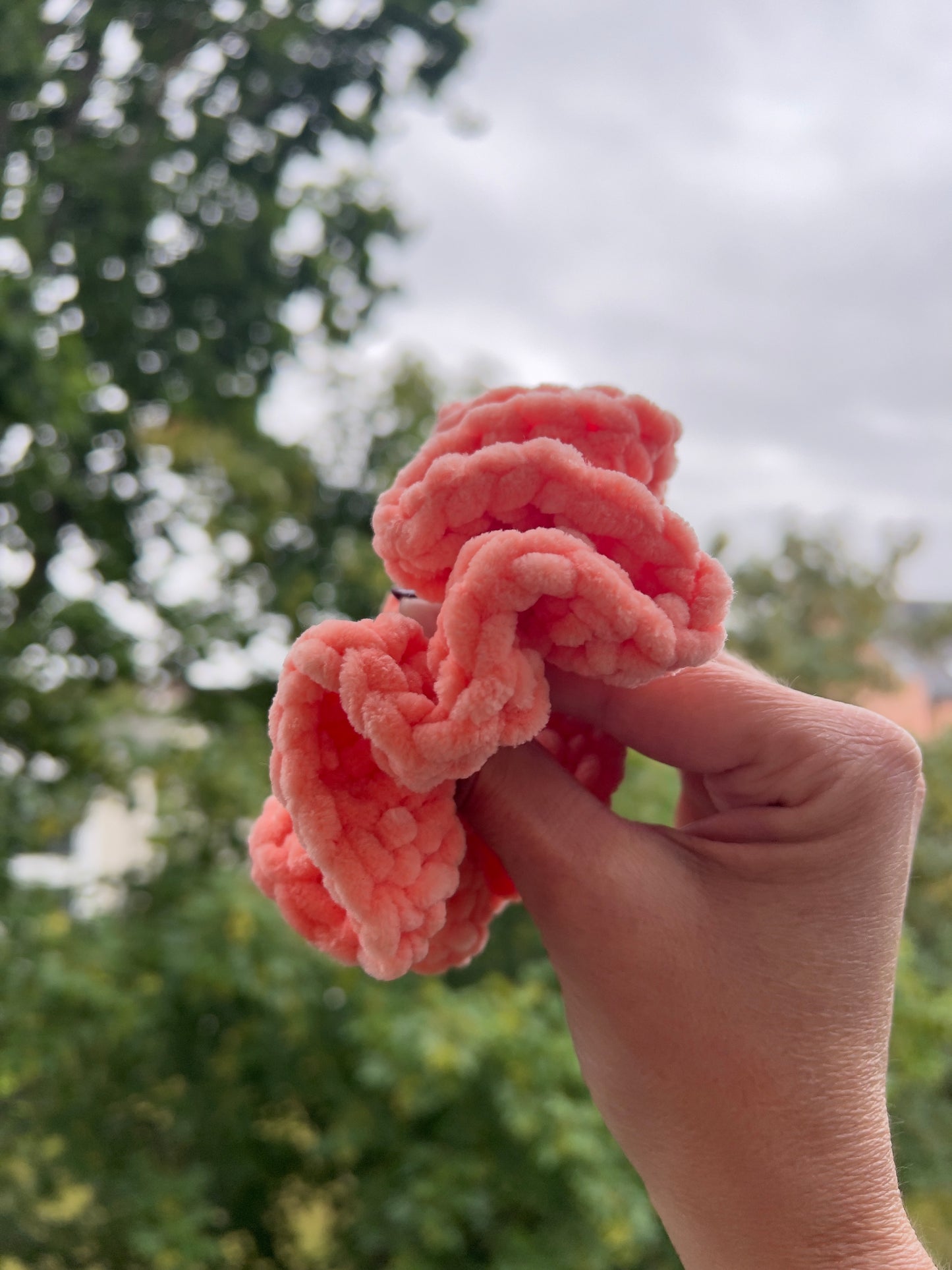 Handgehäkeltes Chenille-Scrunchie Peach – Flauschiges Haaraccessoire | Handmade by KATHARINA KLEE