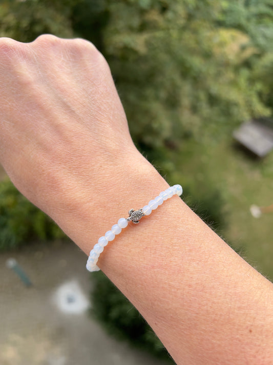 Opalit-Armband mit silberner Schildkröte – Ruhe & Leichtigkeit