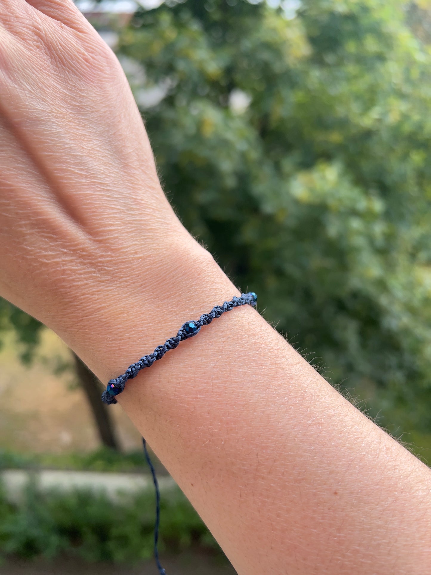 Handgeknüpftes Makramee-Armband Blau – Verstellbares Armband mit facettierten Kristallperlen