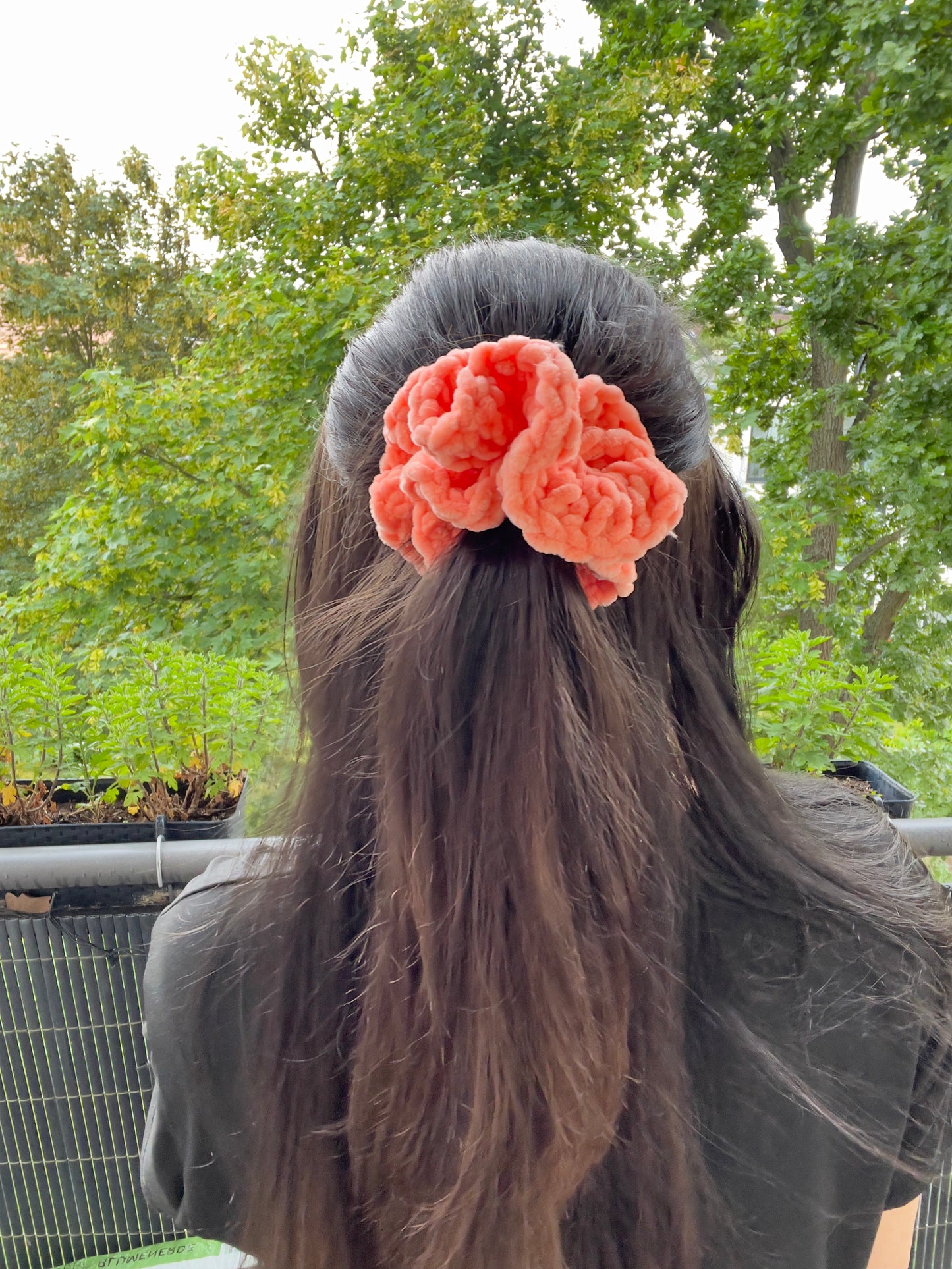Handgehäkeltes Chenille-Scrunchie Peach – Flauschiges Haaraccessoire | Handmade by KATHARINA KLEE
