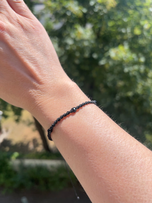 Handgeknüpftes Makramée-Armband Schwarz mit facettierten schwarzen Achat-Perlen