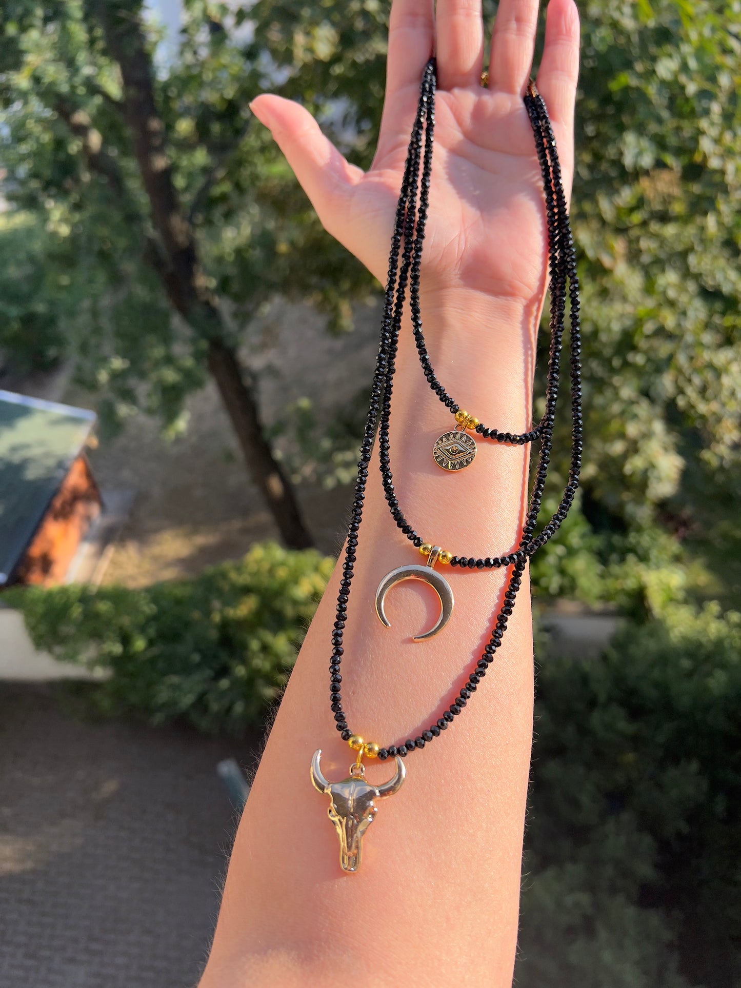 Statement Piece – Dreilagige Turmalin-Kette mit goldenen Symbol-Charms