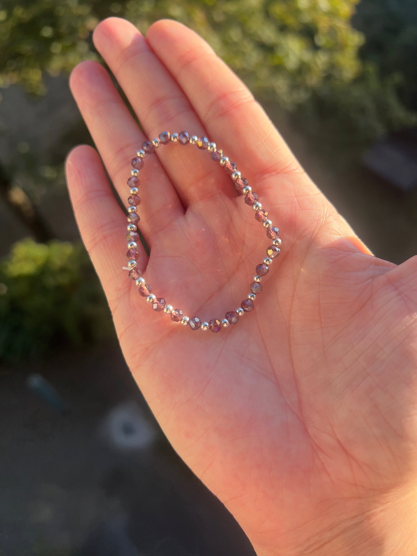 Armband aus facettiertem Amethyst (4 mm) mit 925er Silber-Abstandsperlen – Eleganz & innere Ruhe