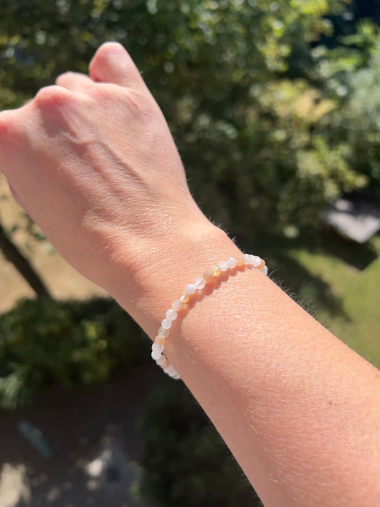 Armband aus facettiertem Citrin-in-Quarz, Sonnenmondstein, Mondstein & Rosenquarz – Lebensfreude & Harmonie