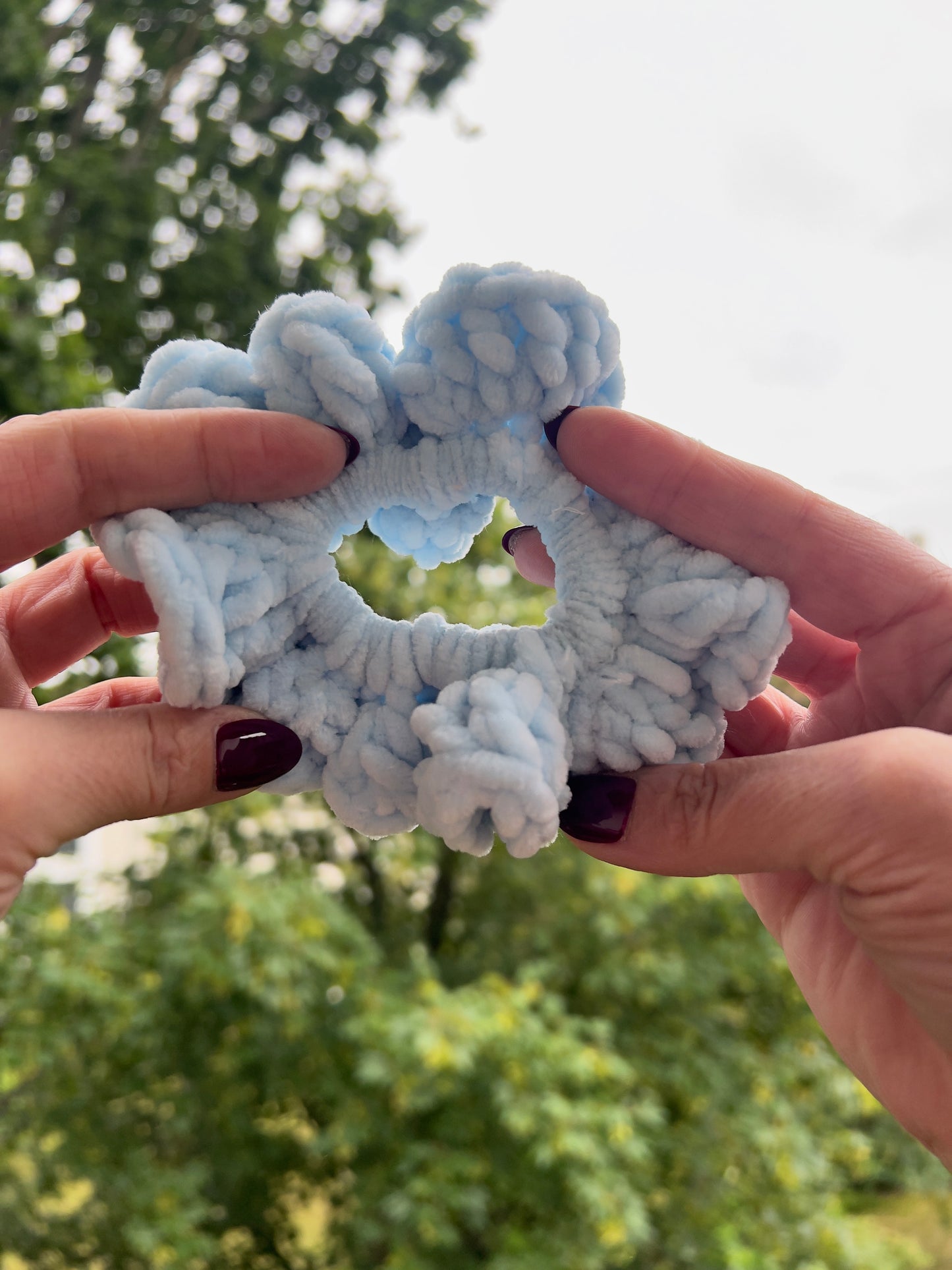 Handgehäkeltes Chenille-Scrunchie Hellblau – Flauschiges Haaraccessoire | Handmade by KATHARINA KLEE