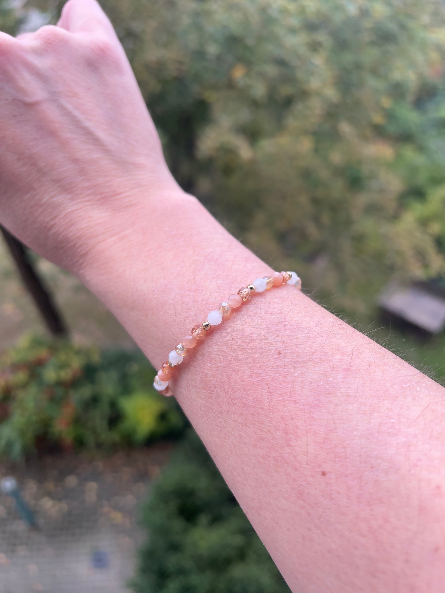 🌞 Sonnenzauber – Armband aus Zirkonia, Mondstein & Glasperlen in Mondstein-Optik (4 mm, facettiert)