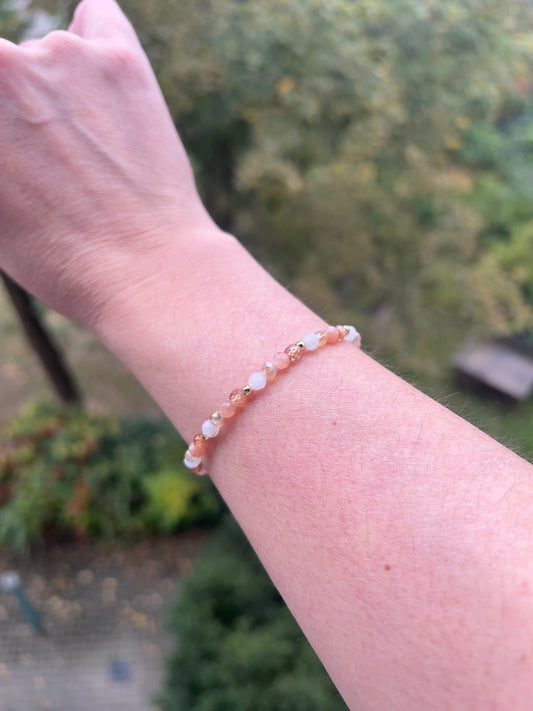 🌞 Sonnenzauber – Armband aus Zirkonia, Mondstein & Glasperlen in Mondstein-Optik (4 mm, facettiert)