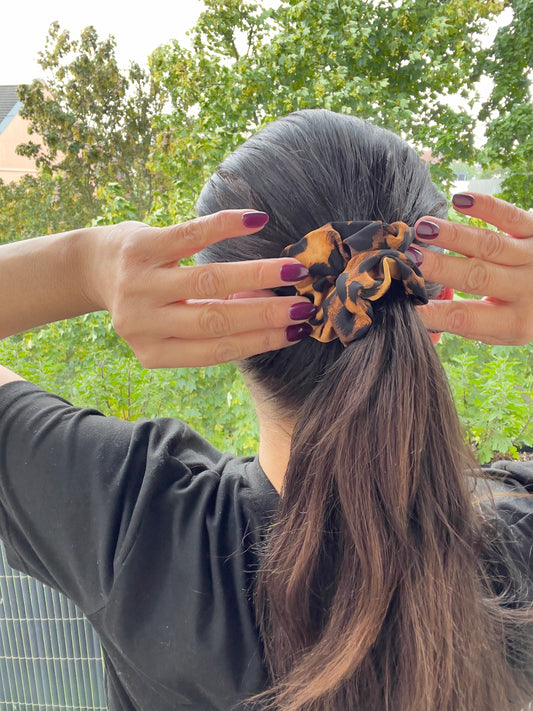 Leo Scrunchie – Weiches Haarband mit Leopardenmuster