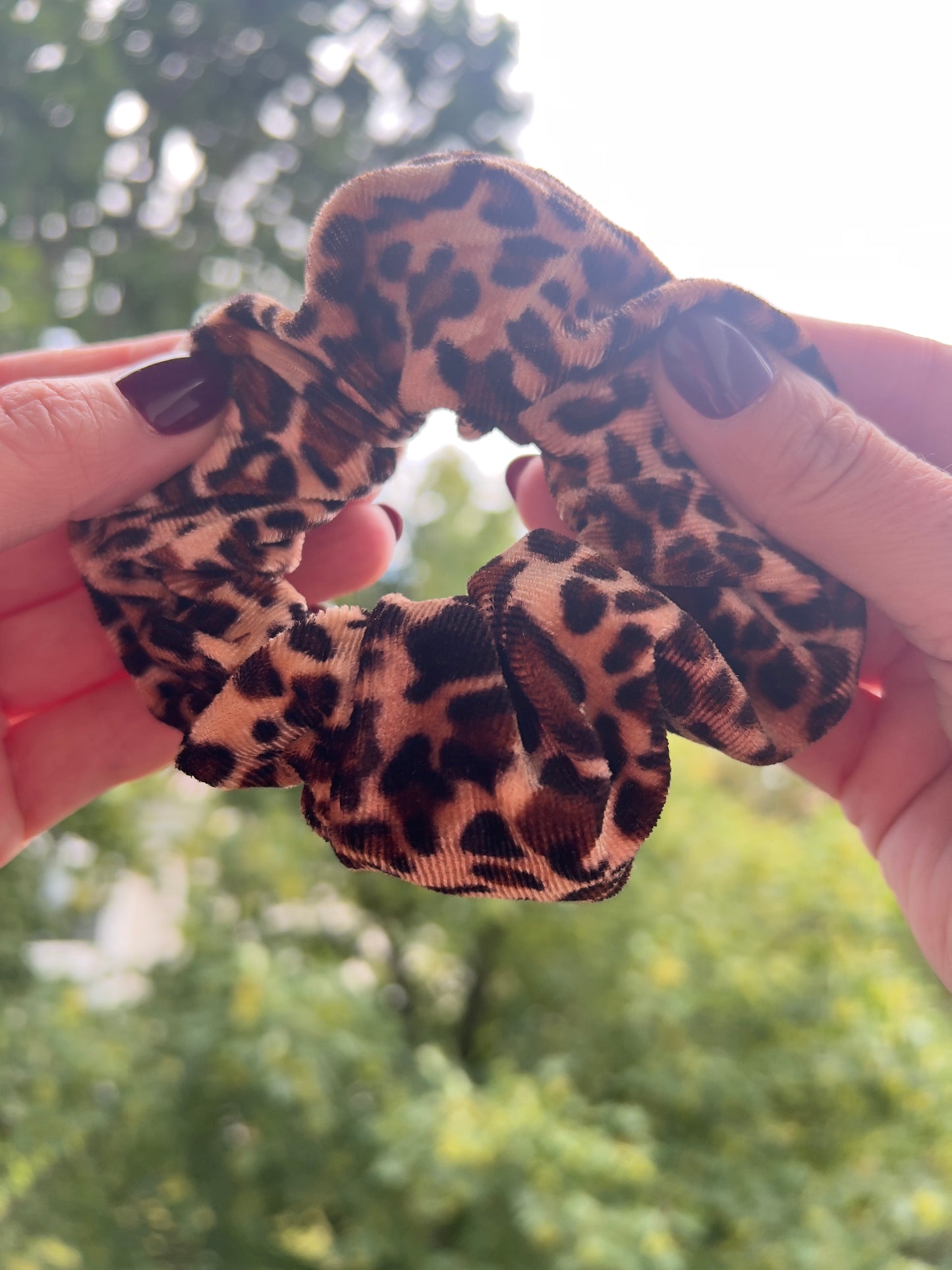Samt-Scrunchie Leo – Weiches Haarband im trendigen Leoparden-Look