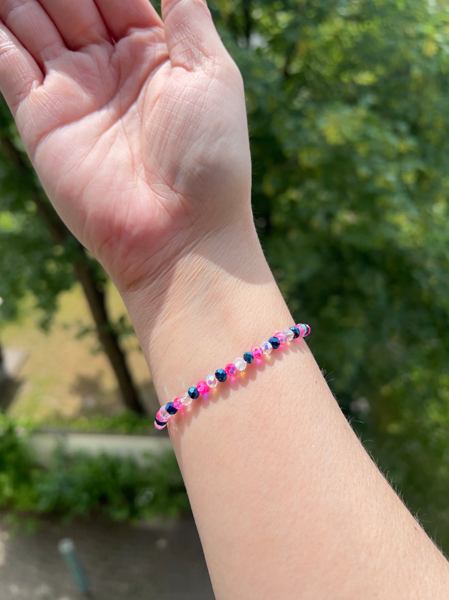 Armband Österreichischer Kristall facettiert 4 mm – Blau, Pink & Weiß | Elastisches Schmuckarmband