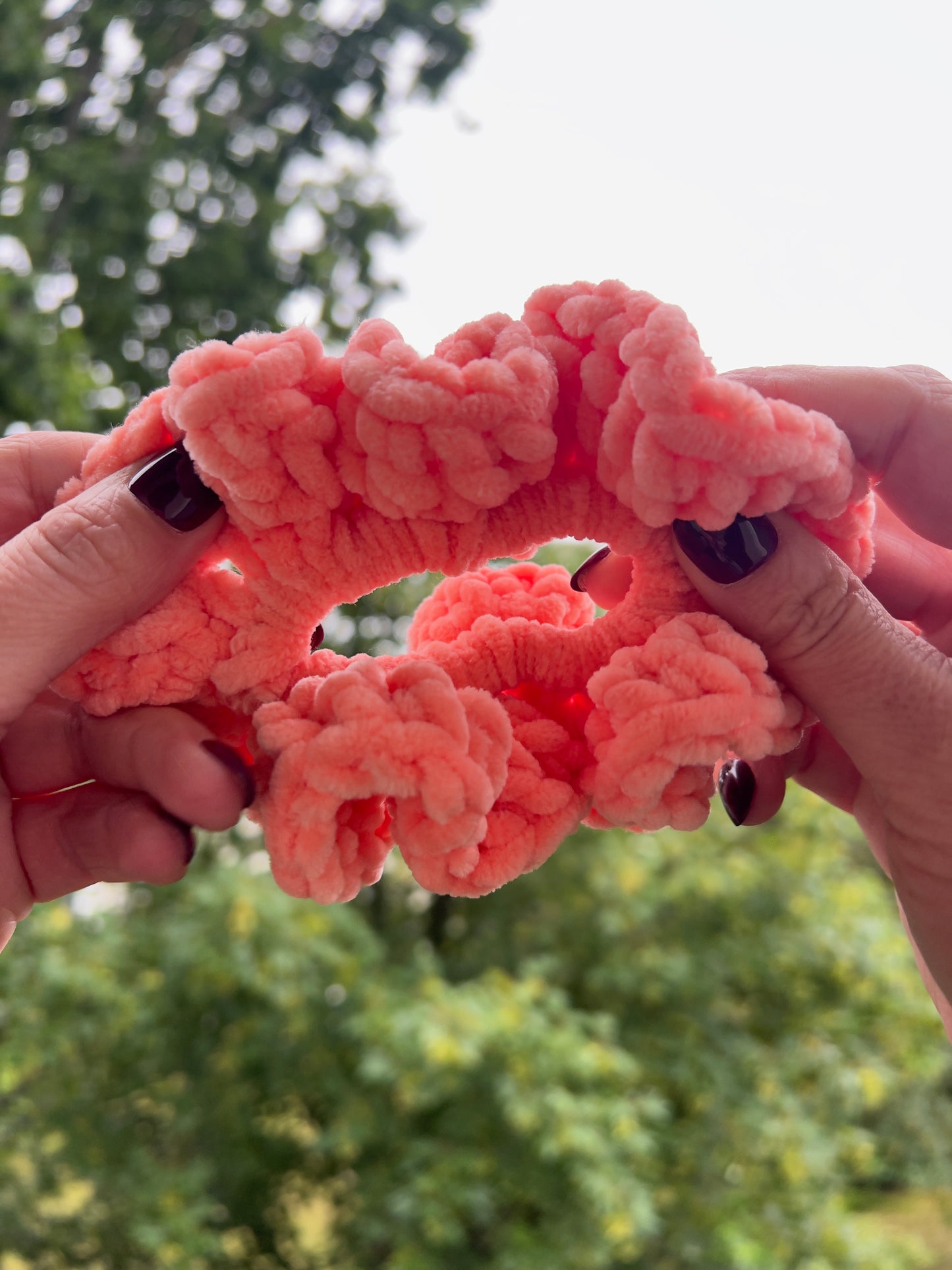 Handgehäkeltes Chenille-Scrunchie Peach – Flauschiges Haaraccessoire | Handmade by KATHARINA KLEE