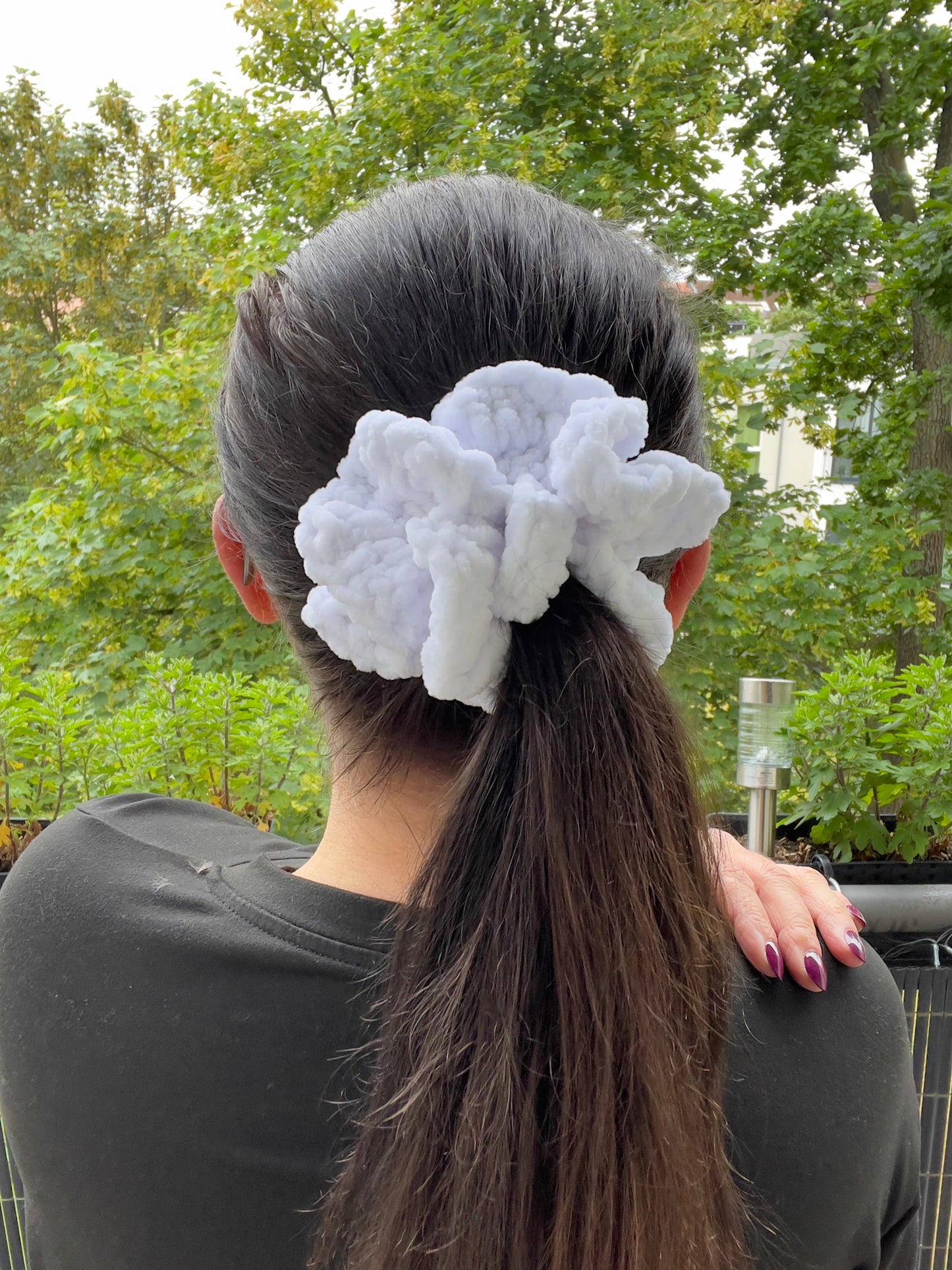 Handgehäkeltes Chenille-Scrunchie Weiß – Flauschiges Haaraccessoire | Handmade by KATHARINA KLEE