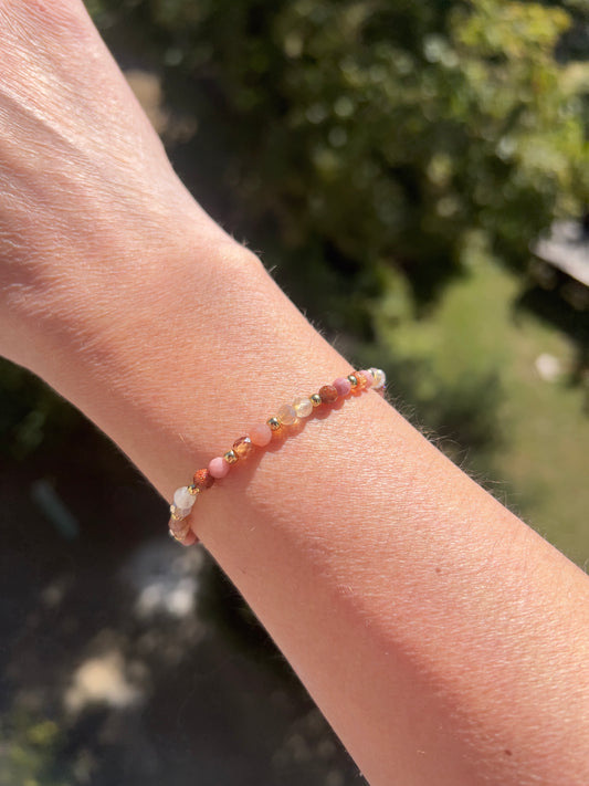 Facettiertes Armband „Golden Glow“ – 4 mm | Citrin-in-Quarz, Mondstein beige, Sonnenmondstein, Zirkonia, Rhodonit & Golden Heeler