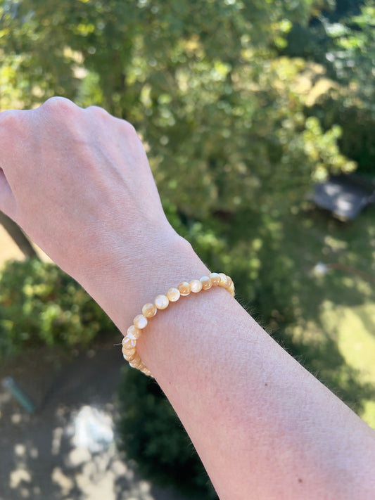 Margarita Mondstein Armband – 6 mm | Zarter Begleiter mit silbernem Schimmer für Intuition & Harmonie