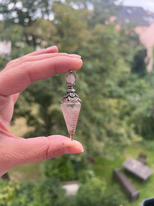 Rosenquarz Pendel mit eingefasster Perle & Kette - Herzöffnung & sanfte Führung ( 14 g ohne Kette )