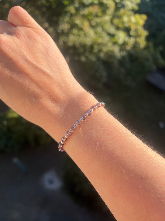 Armband aus facettiertem Amethyst (4 mm) mit 925er Silber-Abstandsperlen – Eleganz & innere Ruhe