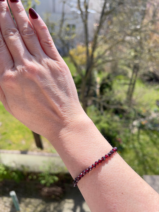 Facettiertes Granat Armband 4 mm (High Quality) – Edelsteinarmband, elastisch