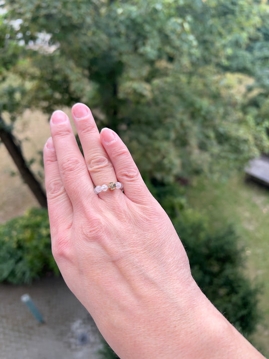 Liebe & Harmonie – Ring mit Rosenquarz & Kleeblatt-Charme