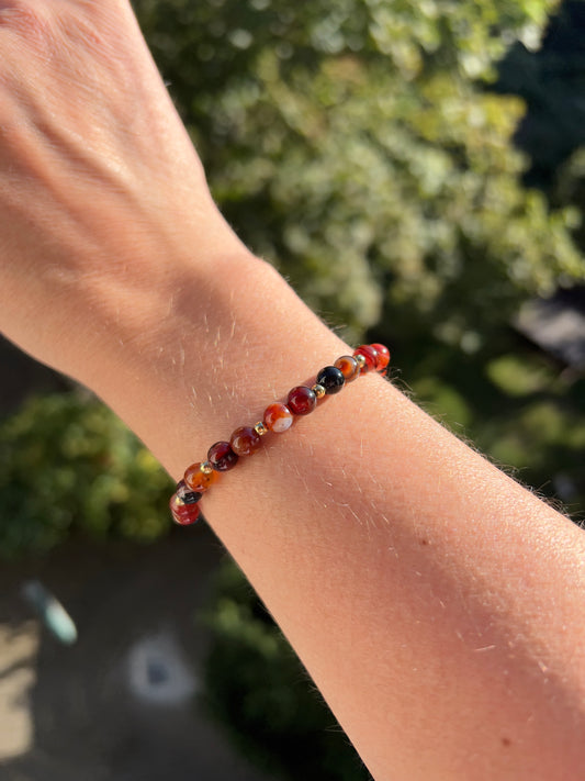 Roter Achat Armband 6 mm – AAA-Qualität mit vergoldeten Edelstahlakzenten
