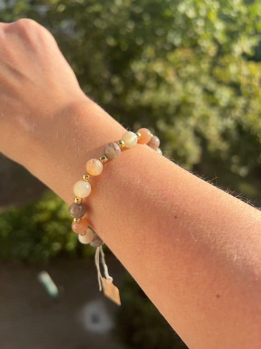 Sonnenmondstein Armband 8 mm – mit vergoldeten Edelstahl-Abstandsperlen 4 mm