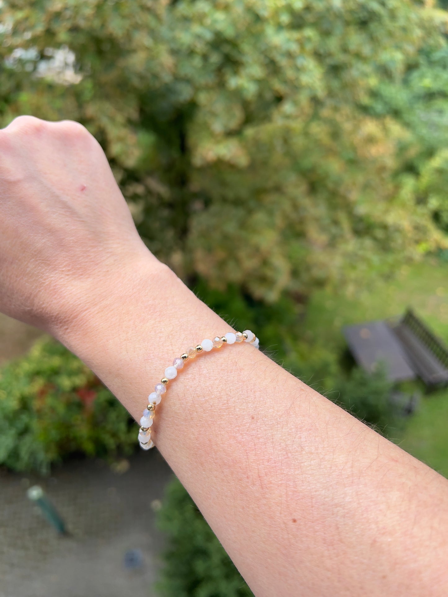 Facettiertes Mondstein-Duo Armband – Beiger & Weißer Mondstein | 4 mm Perlen & vergoldete Edelstahl-Abstandsperlen