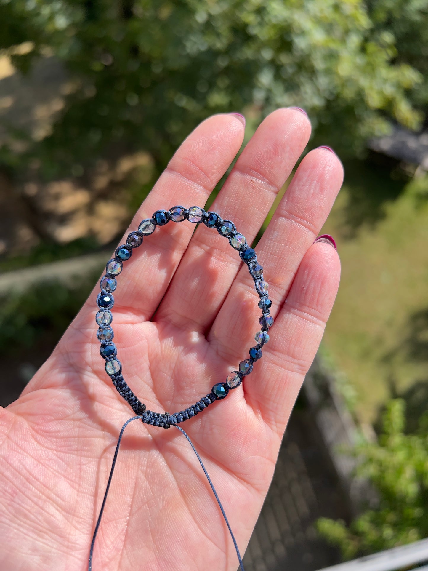 Handgeknüpftes Makramee-Armband mit facettierten Kristallperlen in Blau & Mint – verstellbar