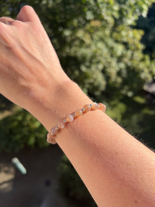 Armband aus Pfirsich-Mondstein mit 925er Silber – Harmonie, Intuition & Herzenswärme