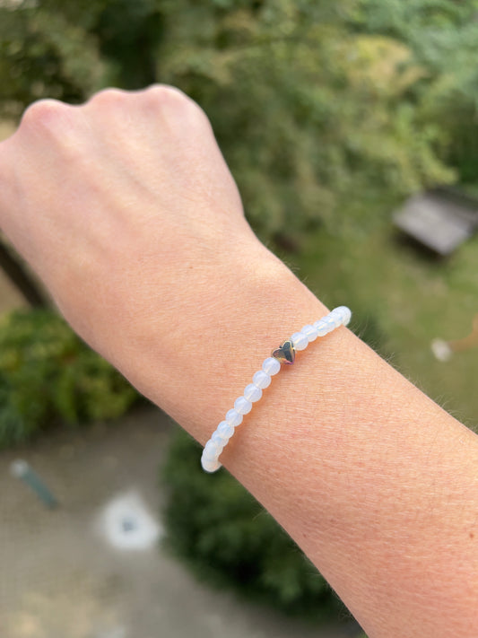 Opalit-Armband mit Hämatit-Herz (Aura-Beschichtung) – Klarheit & innere Stärke