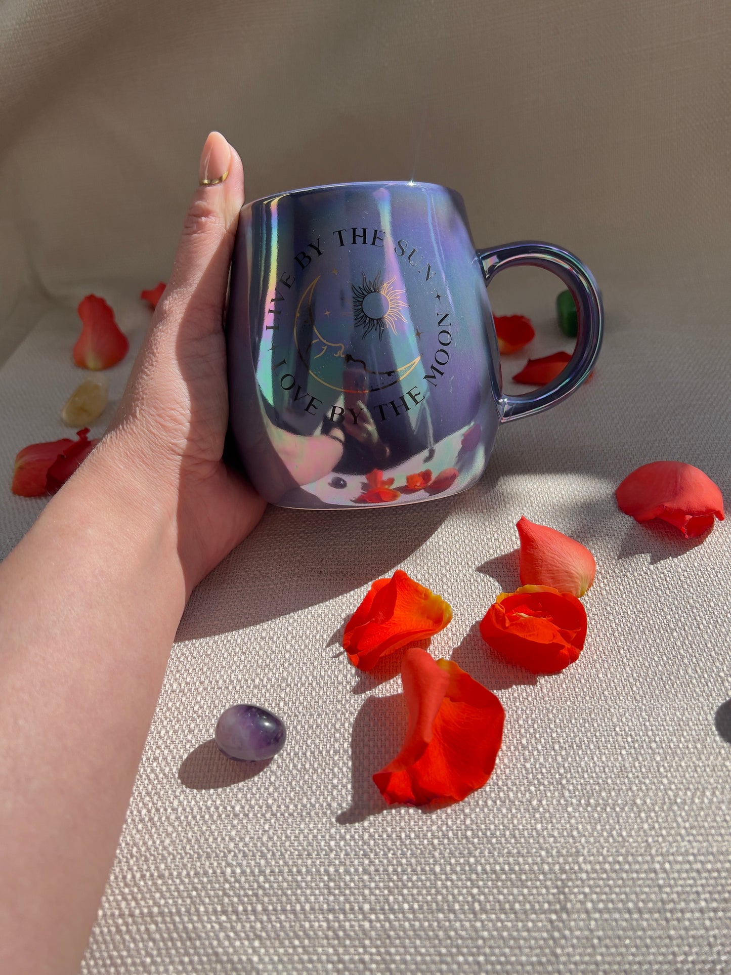 Lebe nach der Sonne, Liebe nach dem Mond – Schillernde Tasse 500 ml
