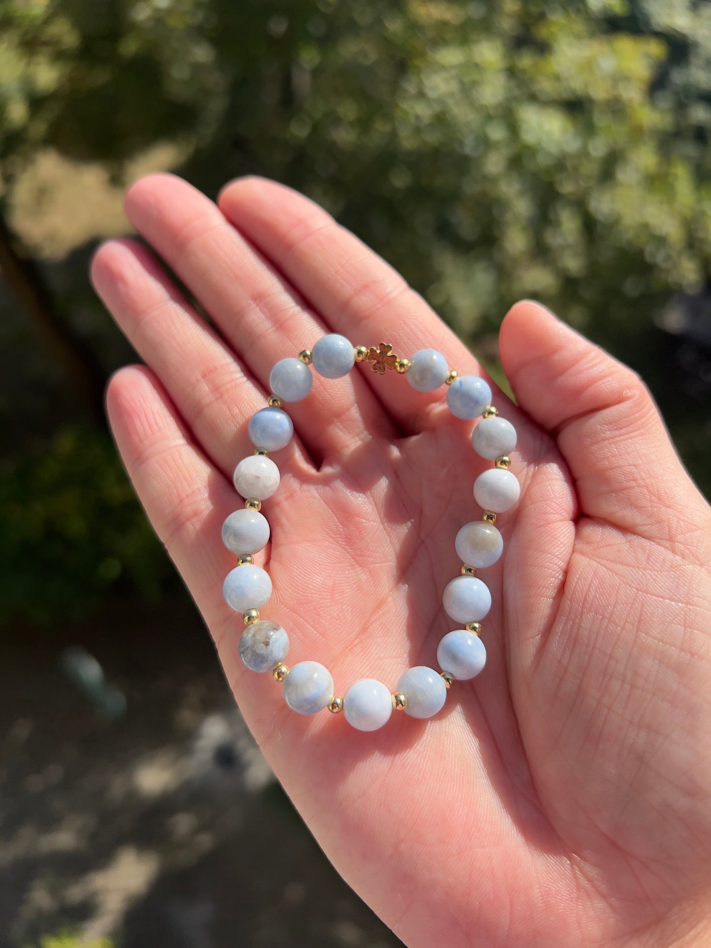 Chalcedon Armband – 8 mm – mit Edelstahlvergoldeten Abstandsperlen & Kleeblatt-Charm – Harmonie & innere Ruhe
