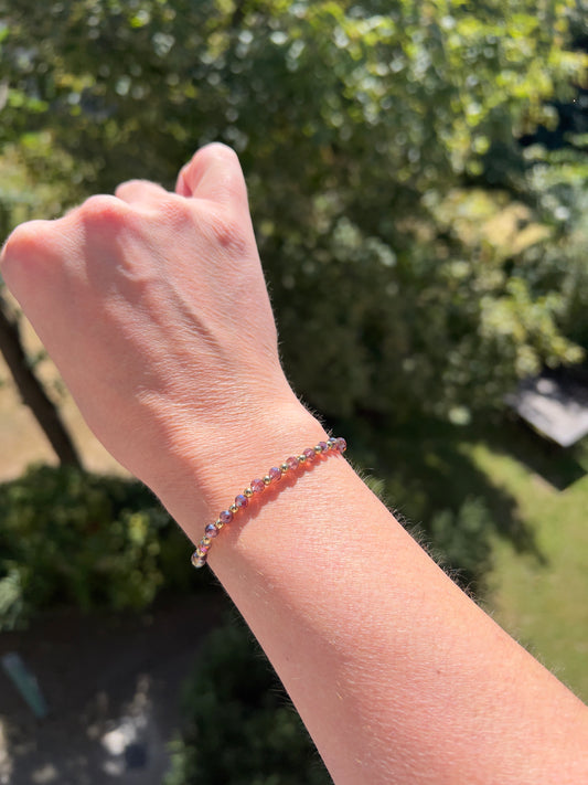 Armband aus facettiertem Amethyst (4 mm) mit vergoldeten Edelstahl-Abstandsperlen