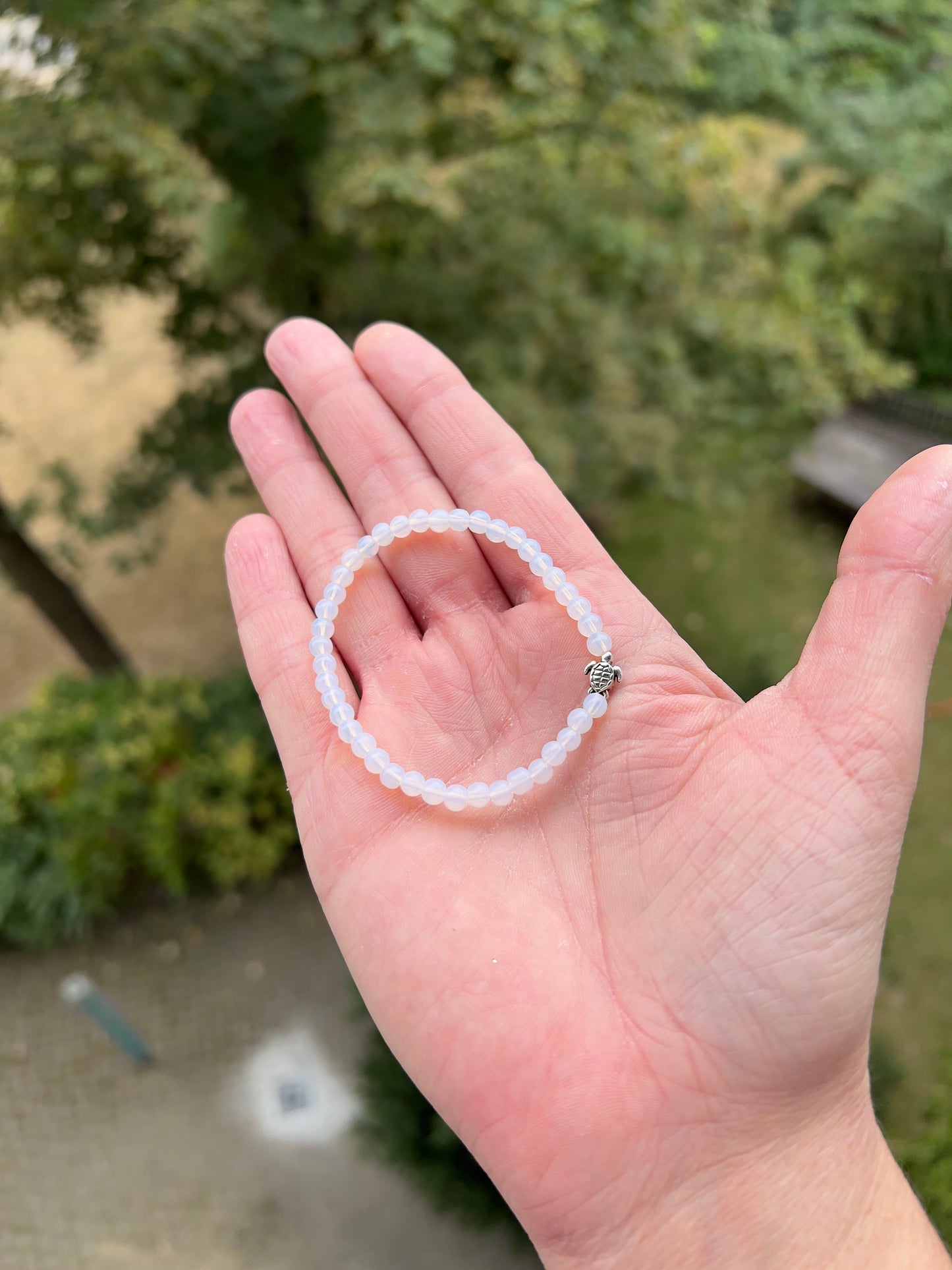 Opalit-Armband mit silberner Schildkröte – Ruhe & Leichtigkeit