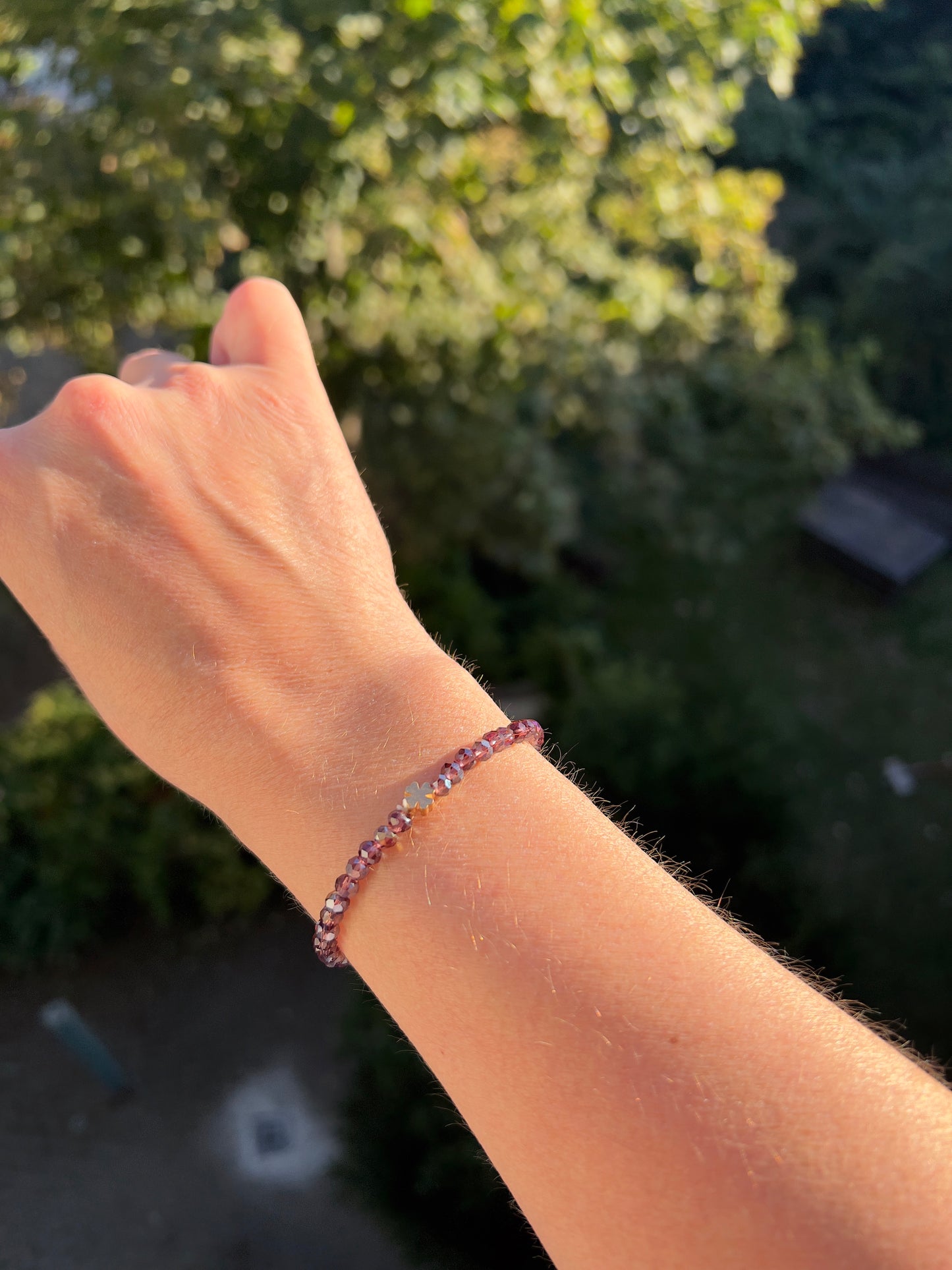 Armband aus facettiertem Amethyst (4 mm) mit vergoldetem Edelstahl-Kleeblatt – Schutz & Harmonie