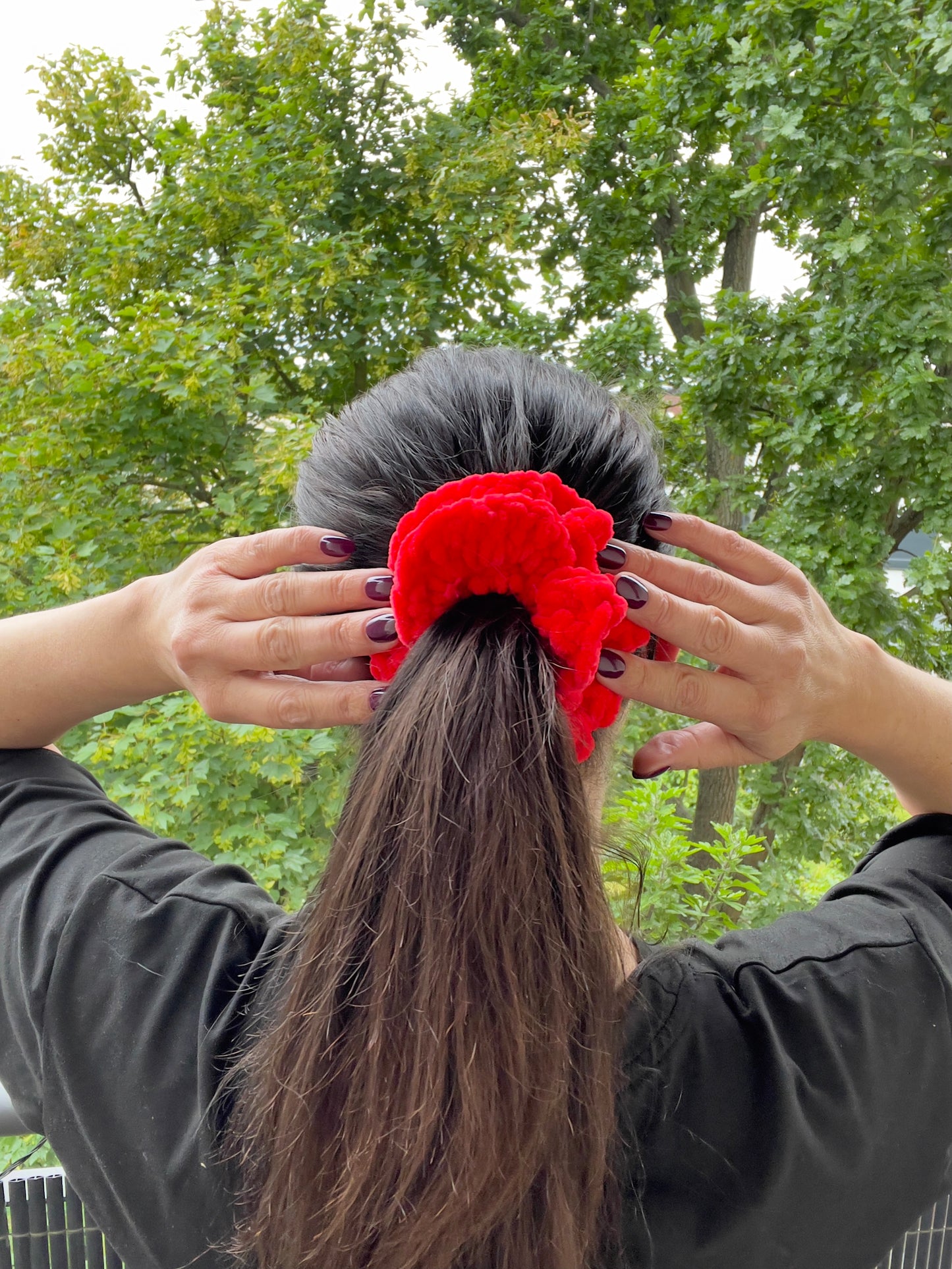 Handgehäkeltes Chenille-Scrunchie Rot – Weiches Haarband aus Chenille-Garn | Handmade by KATHARINA KLEE