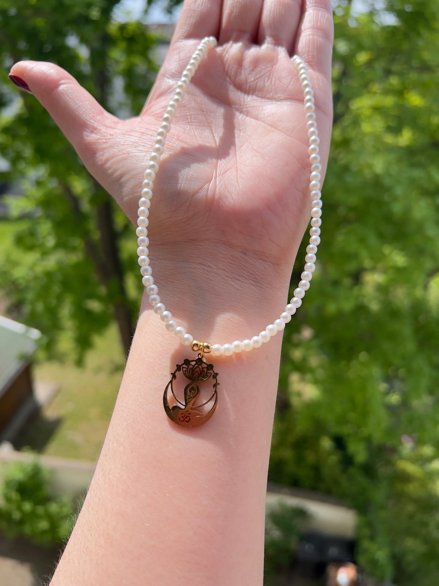 Choker-Kette mit Anezus-Perlen – synthetische Perlen | Edelstahl vergoldet | Yoga & Om Anhänger