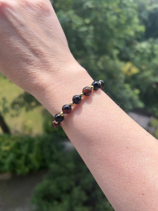 Kraft & Erdung - Armband aus rotem Tigerauge ( 8mm ) mit vergoldeten Edelstahlakzenten