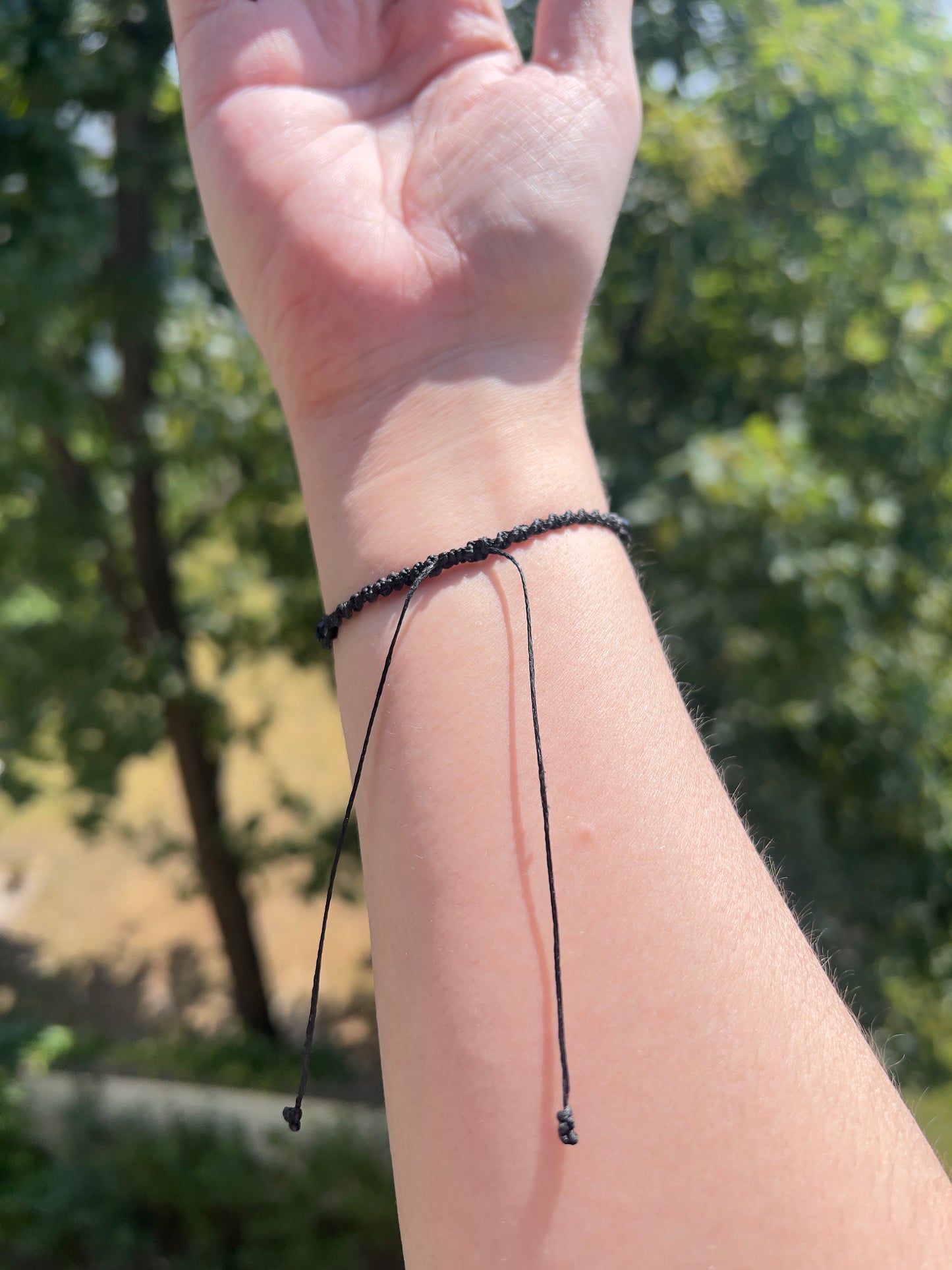 Handgeknüpftes Makramée-Armband Schwarz mit facettierten schwarzen Achat-Perlen