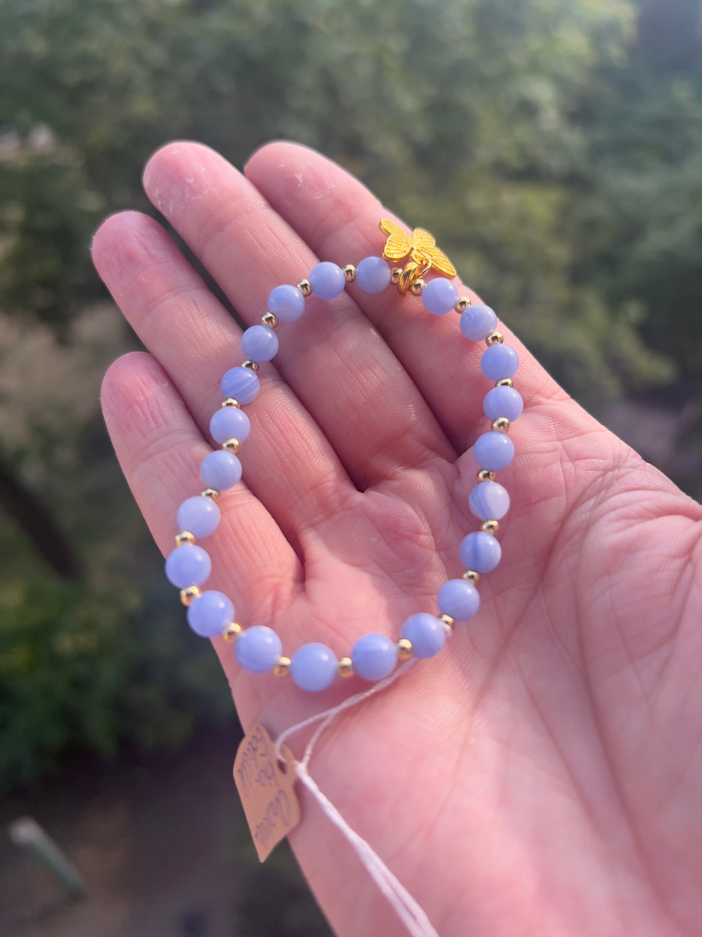 Schmetterlingsleicht - Armband aus blau - lila Chalcedon & vergoldeten Edelstahl