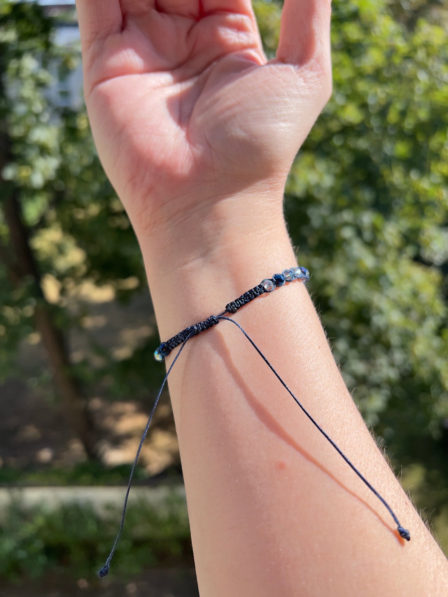 Handgeknüpftes Makramee-Armband mit facettierten Kristallperlen in Blau & Mint – verstellbar