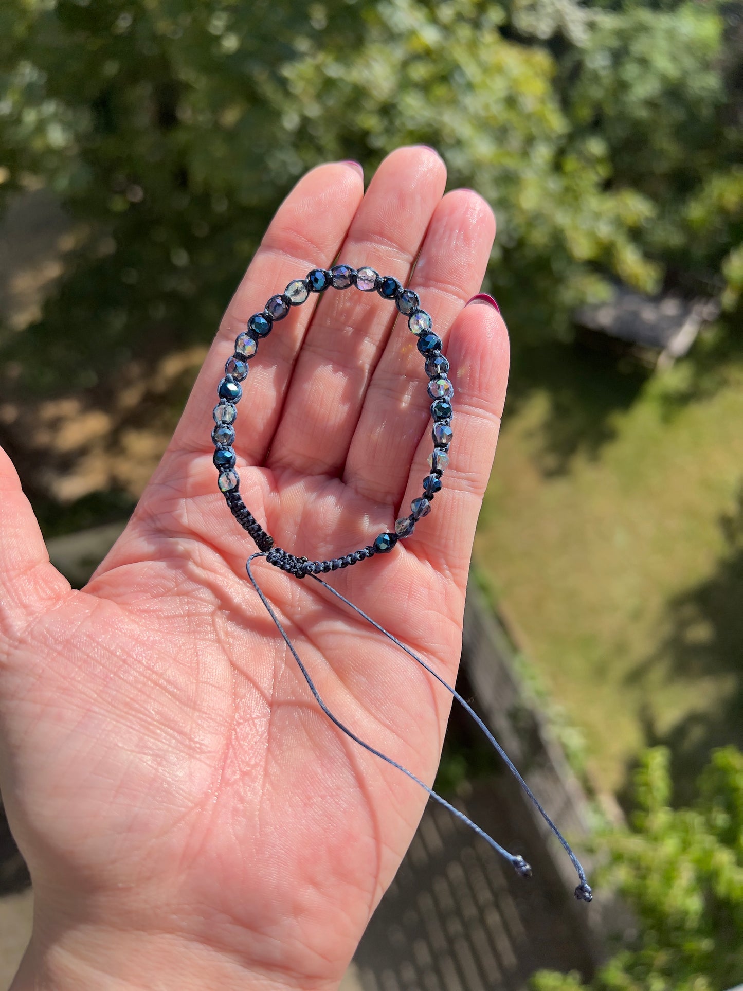 Handgeknüpftes Makramee-Armband mit facettierten Kristallperlen in Blau & Mint – verstellbar