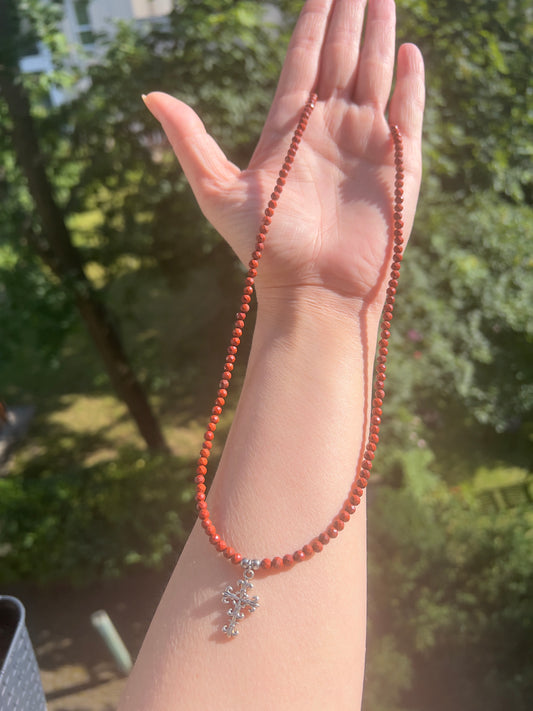 Erdung & Stärke - Roter Jaspis mit antikem Silberkreuz ( 4mm )