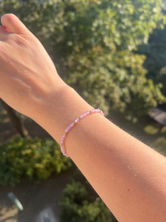 Zartes Armband aus rosa facettiertem Zirconia (4 mm) mit vergoldeten Edelstahl-Abstandsperlen (3 mm)