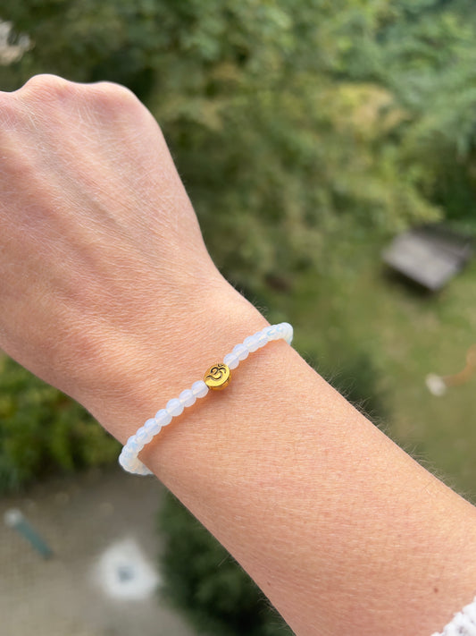 Opalit-Armband mit Om-Symbol – Klarheit & spirituelle Harmonie
