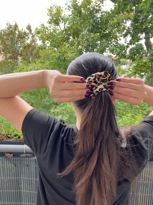 Leo Samt-Scrunchie – Weiches Haarband mit Leopardenmuster | Haaraccessoire für Zopf &amp; Dutt