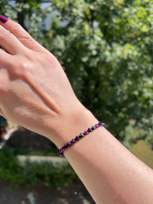Handgeknüpftes Makramee-Armband mit schimmernden Kristallperlen in Lila & Magenta – verstellbar