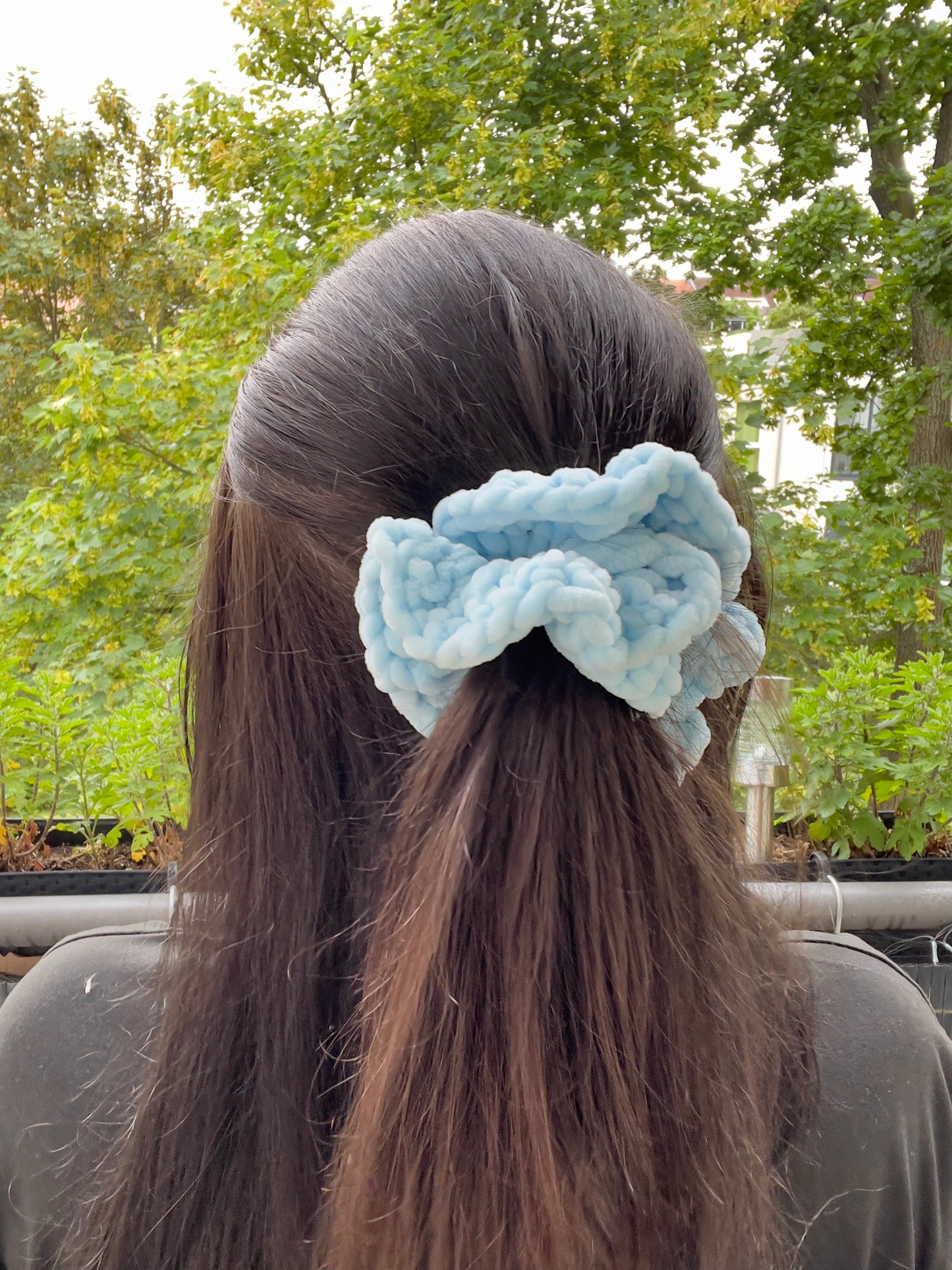 Handgehäkeltes Chenille-Scrunchie Hellblau – Flauschiges Haaraccessoire | Handmade by KATHARINA KLEE