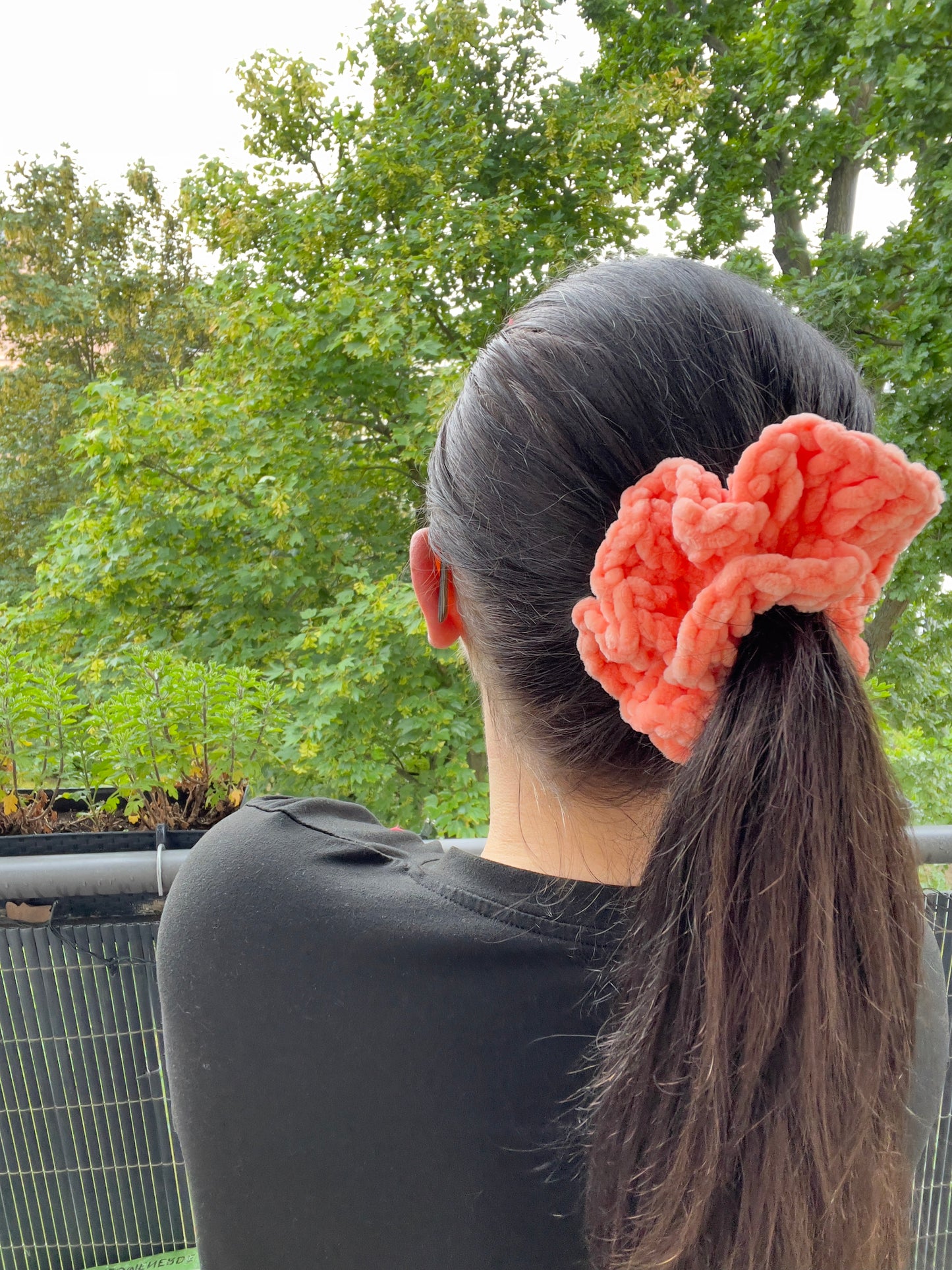 Handgehäkeltes Chenille-Scrunchie Peach – Flauschiges Haaraccessoire | Handmade by KATHARINA KLEE