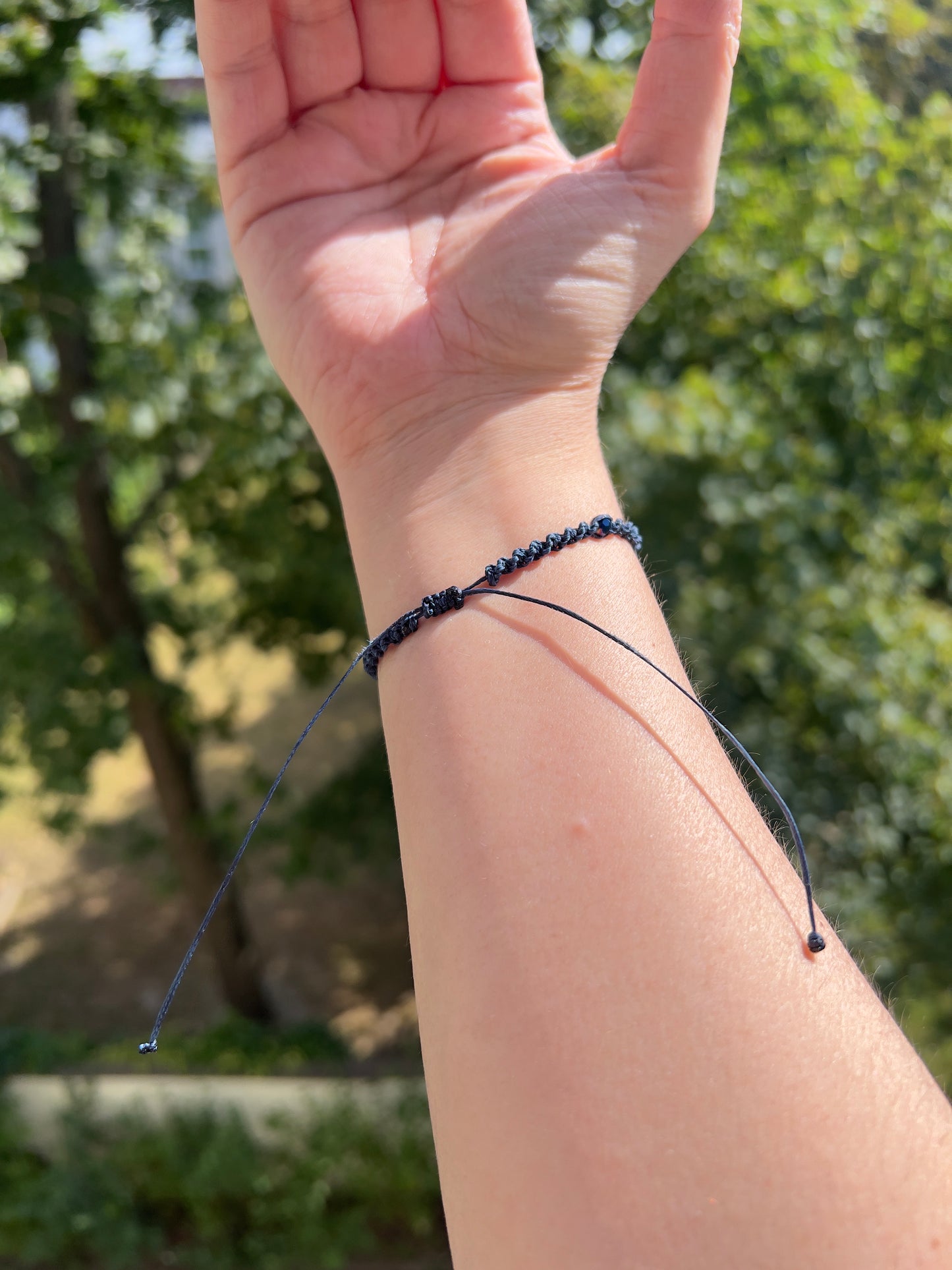 Handgeknüpftes Makramee-Armband Blau – Verstellbares Armband mit facettierten Kristallperlen