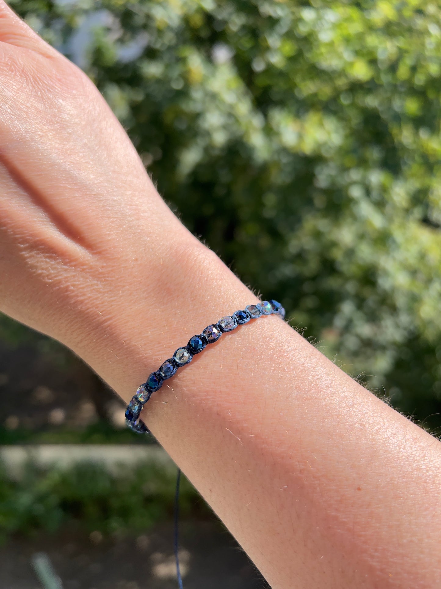 Handgeknüpftes Makramee-Armband mit facettierten Kristallperlen in Blau & Mint – verstellbar