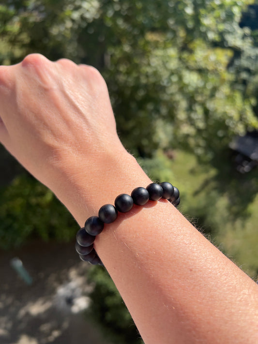 Schwarzer Onyx matt Armband – 10 mm – Schutz & innere Stärke